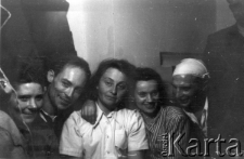 Polacy zwolnieni z łagrów, siedzą od lewej: Maria Kwiatkowska, mężczyzna NN, Hanna Grzywacz, Natalia Zarzycka, Edward Wojtkiewicz.