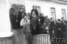 Grupa polskich zesłańców na schodach przed wejściem do mieszkania pp. Weberów, na zdjęciu m.in.: Bronisława Kutiuk, Natalia i Olgierd Zarzyccy, Wanda Cejko i Stanisław Kiałka, Hanna Szyszko-Norska, Barbara Dudycz, Edward Muszyński, Maria Kwiatkowska.