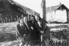 Polacy zwolnieni z łagrów pozują do zdjęcia na tle hałdy przy kopalni - od lewej: Klara Kunachowicz, Barbara Dudycz, Edmund Weber, Hanna Grzywacz.