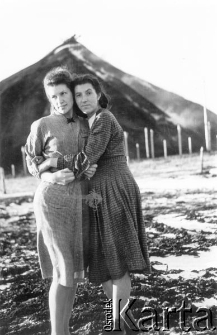 Wanda Kiałka i Klara Kunachowicz, w tle hałda kopalni.