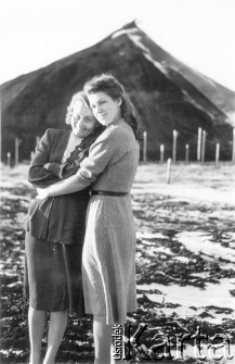 Hanna Grzywacz i Wanda Kiałka, w tle hałdy kopalni.