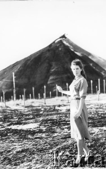 Wanda Kiałka w letniej sukience na tle hałdy przy kopalni.