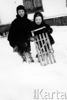 Synowie pp. Weberów - Edmund i Tadeusz podczas zabawy na śniegu.