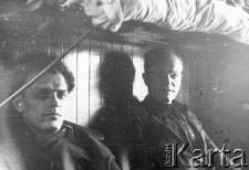 Polacy powracający z Workuty do kraju: w wagonie kolejowym siedzi Edward Muszyński i mężczyzna NN.