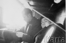 Polacy powracający z Workuty do kraju: Stanisław Kuźma i mężczyzna NN w wagonie kolejowym.
