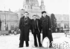 Polacy powracający z Workuty do kraju - przed budynkiem dworca kolejowego we Lwowie stoją: Edward Muszyński, Michał Tatarzycki i Stanisław Kuźma.