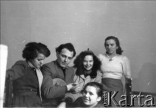 Polacy powracający z ZSRR podczas pobytu w punkcie repatriacyjnym - Edward Muszyński w towarzystwie artystek z miejscowego "Domu Kultury".