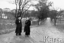 Polacy powracający z ZSRR podczas pobytu w punkcie repatriacyjnym - Stanisław Kuźma i Edward Muszyński, w tle fragment miasta.