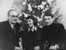 Święta Bożego Narodzenia na zesłaniu, siedzą od lewej: Mazur, Alicja Sawicka, Korzeniewski vel Korzeniowski.