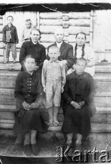 Polacy deportowani do ZSRR, pierwsza z lewej w g&oacute;rnym rzędzie siedzi Julia Choma, w środku stoi Stanisław Choma.