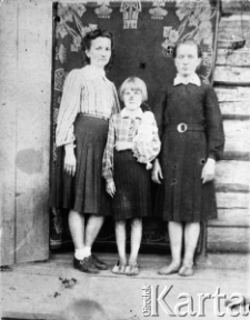 Siostry Roznerówny podczas pobytu na zesłaniu w ZSRR.