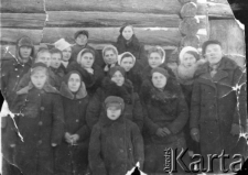 Polacy deportowani do ZSRR, pierwszy z lewej stoi Mieczysław Rozner.