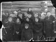 Polacy deportowani do ZSRR, pierwszy z lewej stoi Mieczysław Rozner.