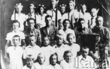 Zespół muzyczny złożony z wychowanków Domu Dziecka w Czu, w środku siedzą wychowawcy; w dolnym rzędzie od lewej siedzą: Anna Czopska, Cecylia Kutek, Olga Jakubowska, Maria Świderska, chłopiec NN; w drugim rzędzie od lewej: Halina Wąs, Włodzimierz Zator, Stanisława Mańko, Jan Maj, Krystyna Wilczewska; w trzecim rzędzie od lewej: Cecylia (Celina) Judkiewicz, Ozjasz Wagner, Michał Wornawski (?), Helena Wirgoń, Cur (?), Błaszczyk; na górze od lewej: Janina Piłat, Helena Kuz, Helena Jańczyńska, Stefania Piłat, Maria Koręba, Teresa Reszke i dwie nieznane dziewczynki.