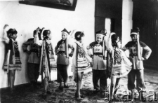 Wychowankowie Domu Dziecka nr 6 w Tomsku - zespół taneczny w strojach ludowych; zdjęcie z lat 1943-46.
