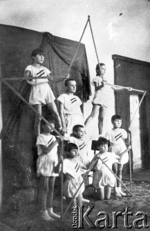 Dzieci z Polskiego Domu Dziecka w Tomsku - gimnastyka; zdjęcie z lat 1943-46.