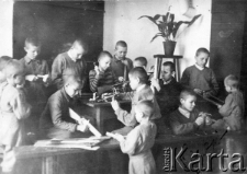 Wychowankowie Polskiego Domu Dziecka w Tomsku - grupa chłopców podczas warsztatów; zdjęcie z lat 1943-46.