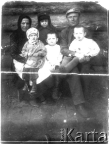 Rodzina Pieszko na zesłaniu w ZSRR, na kolanach rodziców siedzą: córka Anastazja oraz synowie Zygmunt i Daniel, z tyłu stoi starszy syn Michał.
