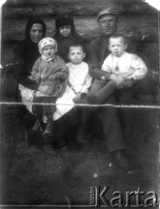 Rodzina Pieszko na zesłaniu w ZSRR, na kolanach rodziców siedzą: córka Anastazja oraz synowie Zygmunt i Daniel, z tyłu stoi starszy syn Michał.