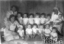 Grupa maluchów ze żłobka wraz z opiekunkami.