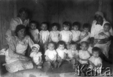 Grupa maluchów ze żłobka wraz z opiekunkami.