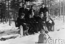 Polacy zesłani do ZSRR - przed odjazdem do kraju w magadańskim parku siedzą od prawej: Leopold Ćwikla, Krystyna Zajączkowska-Rudnicka, Henryk Meszczyński, Maria Michalczyk i Janina Durlik; stoją od lewej: J&oacute;zef (nazwisko nieznane), J&oacute;zef (nazwisko nieznane) i Stanisław Filipczyk.