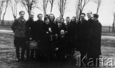 Polacy zesłani do ZSRR wracają do kraju - odjazd z Żurawicy, stoją od lewej: Leopold Ćwikla z Wilna, Stanisław Filipczyk z Lidy, Konstanty Koziński z Lidy, Janina Wojnicka z Wilna, Janina Durlik z Lidy, Aniela Kozak-Mackiewicz ze Lwowa, klęczy Felicjan Łukaszewicz ze Święcian, Jadwiga Sokołowska, NN, Janina Stundis z Wilna, Leon Durlik, Henryk Meszczyński z Wilna, NN.