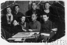 Polacy zesłani do ZSRR, przy stole siedzą od prawej: Józef Myhal (przebywający później na Kołymie), Berlin, Halina Dąbrowska, Janusz Myhal.