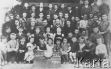 Uczniowie i nauczyciele polskiej szkoły; w górnym rzędzie szósty od lewej stoi Euzebiusz Barszcz, za nim Jan Pierożek i Józef Sałasz; w trzecim rzędzie czwarty od lewej: Biderman (nauczyciel matematyki, Żyd), za nim Batrel (nauczyciel języka angielskiego, Żyd).