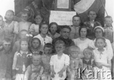 Szkoła i przedszkole polskie w Nowo-Nikołajewce, w drugim rzędzie siedzą m.in. nauczycielki Edwarda Barszcz i Stanisława Nodzeńska, w najwyższym rzędzie czwarta od lewej stoi Magdalena Sałasz, za nią Natkaniec.