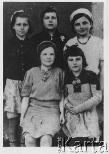 Dziewczynki z Domu Dziecka w Mamlutce, siedzą od prawej: Bożena Sąsiedzka (Wilska), Genowefa Smoter, stoją od lewej: Elżbieta Kotarska, NN, Gienia Alinowska.
