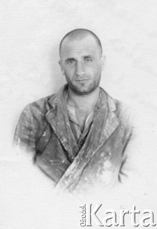 Mężczyzna w roboczym ubraniu, podpis na odwrocie: "Na pamiątkę czasów wspólnej niedoli - Lolek, Omsk 22.VI.56. Karwnowicz (Kanonowicz) z Łunny (?)".