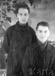 Polacy zesłani do Omska, z lewej stoi Jerzy (nazwisko nieznane) - towarzysz księdza Ryżki; na odwrocie dedykacja: "Na długą i niezapomnianą pamiątkę dla ojca i pasterza - ks. Stanisława ofiaruję Jurek. Jeśli są wspomnienia słów nie potrzeba. Omsk 15.XII.55".