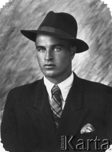 Portret młodego mężczyzny w garniturze i eleganckim kapeluszu; na odwrocie dedykacja dla księdza Ryżki: "Nadługą pamiantke drogiemu Oicu od Antka", podpis nieczytelny [pisownia oryginalna].