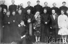 Grupa księży katolickich, na górze od lewej: Karol Mik, Andrzej Barczyński (ze Lwowa), Zenon Turowski, NN, Piotr Boczyń, Jerzy N., NN, NN, na dole od lewej: NN, NN, NN, Leszek Dubrawski, Stanisław [nazwisko nieczytelne], Leon Tkaczuk, prałat z Zakarpacia, Piotr Żarkowski (na nowej placówce), NN, rodzice i siostra Żarkowskiego.