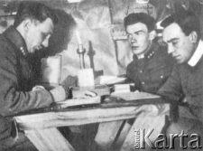 Przy stole w namiocie siedzą od lewej: kpt. Franciszek Sikorski, kpt. Julian Zulauf, por. lub kpt. Adam Sikorski (brat Franciszka). Gen. bryg. Franciszek Sikorski w 1939 r. został mianowany dowódcą obrony Lwowa, po kapitulacji aresztowany przez NKWD i osadzony w Starobielsku.