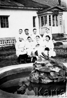 Grupa sanitariuszy, pierwszy z lewej stoi Władysław Baniuk.