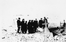 Pogrzeb zmarłego więźnia.