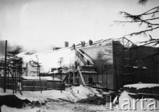 Robotnicy pracujący na budowie.