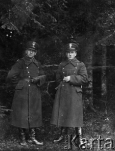 Józef Sarnowski (stoi z prawej) - funkcjonariusz Straży Granicznej, więziony przez NKWD w obozach jenieckich w Szepietówce i Ostaszkowie; zamordowany w 1940 r.