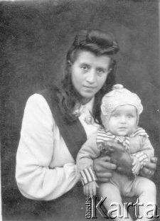 Janina Łoboz z synem Eugeniuszem; podpis na odwrocie: "Kochanej Mamie chrzestnej daruje mały Geniu na pamiątkę swych urodzin w tajdze".
