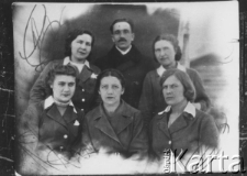 Karpiński - kierownik polskiego sierocińca, przed nim jego zastępczyni, obok cztery wychowawczynie.