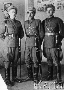 Centralna Szkoła Podchorążych WP w Riazaniu, stoją od lewej: ppor. Antoni Jamroziński, zastępca dowódcy szwadronu kawalerii do spraw politycznych; ppor. Józef Hutnik, pełniący obowiązki dowódcy szwadronu kawalerii; chor. Wacław Pelc, dowódca plutonu.