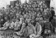 Wiosna 1945. Pożegnanie kierowniczki domu dziecka Anny Markus - wychowankowie i pracownicy: Janina Dobosz, Janina Piłat, Stefania Tyrkus, Stefania Piłat, Leokadia Jacniacka, Helena Jańczyńska, Regina Jacniacka, Mieczysław Kozłowski, Cur, Piotr Kanin, Zofia Płodzień, Jan Jakubowski, Adolf Świderski, Władysław Zator, Teresa Reszke, Helena Kuc, Czesława Judkiewicz, Franciszek Bartoszewicz, Władysław Wąs, Krystyna Świderska, Janina Gliwa, Krystyna Knett, Władysław Hreczuk, Stefan Czopko, Władysław Zator, Wiera Koziełł, Janina Pałkiewicz, Aleksandra Zielińska, Krystyna Wilczewska, Cecylia Słowikowska (Dzieszuk), Weronika Rydza, Henryka Świderska, Anna Markus, Ozjasz Wagner, Helena Stankiewicz, Jadwiga Marchal, W.Dzikoński, Stanisław Knett, Jan Maj, Aleksandra Jakubowska, Celina Kutek, Krystyna Rydza, Halina Wąs, Krystyna Buczek, Stanisława Mańko, Estera Lempel, Jarosława Bogdańska, Krystyna Knett, Mirosław Milanowski, Tadeusz Błyszczyk, Edward Mościcki, Feliks Budziszewski, Mirosław Iwanicki, Danuta Legucka, Halina Legucka, Maria Koręba, Zofia Pudło, Zofia Dudyńska, Kazimierz Pełkiewicz, Janina Buczek, Wacław Knett, Krystyna Mendera, Eugenia Maj, Leon Steiner, Jan Paszko, Janina Bakalarz, Stefan Czopko, Danuta Jacniacka, Aldona Słowikowska, Bajła Cieszanower, Józia (?), Bina Cieszanower.