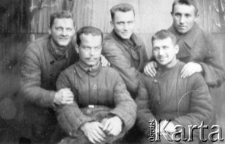 Polacy zwolnieni z łagrów w drodze do armii Andersa, pierwszy z lewej siedzi Czesław Blicharski.