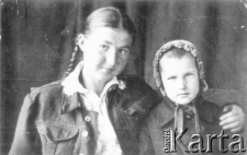 Barbara Ziemińska z siostrą Krystyną, zdjęcie zrobione podczas odwiedzin u młodszej siostry w polskim sierocińcu.