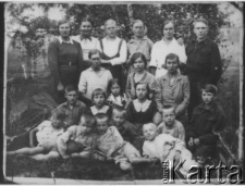 Polacy z Wileńszczyzny przebywający na zesłaniu w Biełojarsku od 1940 do kwietnia 1946 r., druga od lewej w górnym rzędzie stoi Barbara Ziemińska - nauczycielka w polskiej szkole; zdjęcie wykonano w latach 1944-46.