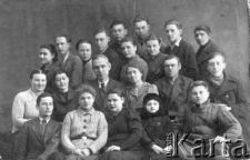 Polacy przebywający na zesłaniu w Bodajbo; w g&oacute;rnym rzędzie od lewej: Weintraub, kpt. Domański, rabin Dym, żona rabina, Cichocki, Eisen, Cichocki; w rzędzie środkowym m.in.: Małecki, Maria Skąpska, pozostałe osoby nierozpoznane.