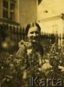 Portret kobiety w ogrodzie.