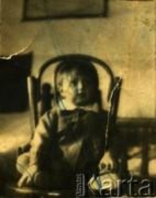 Portret dziecka na krześle.